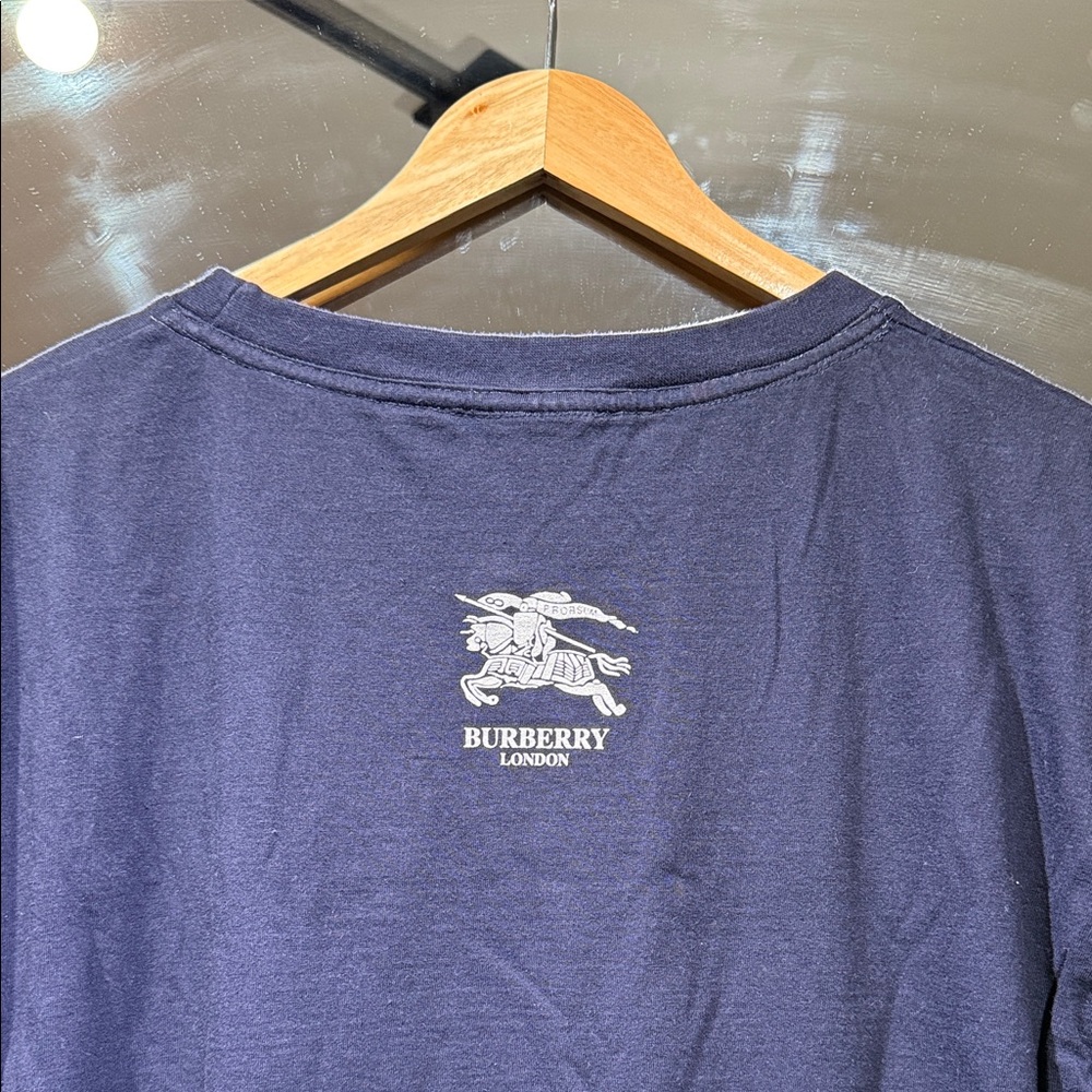 Vintage Burberry London Men's Dark Blue Graphic Tee - Picture 5 of 5